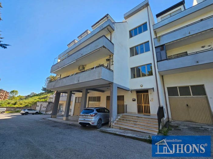 Appartamento quadrilocale in vendita in via Basilicata, Centro, Enna