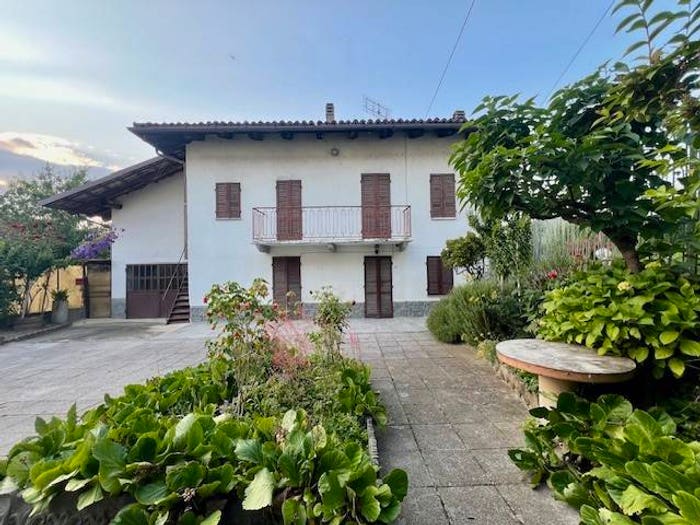 Casa quadrilocale in vendita in Via Roma, Trezzo Tinella