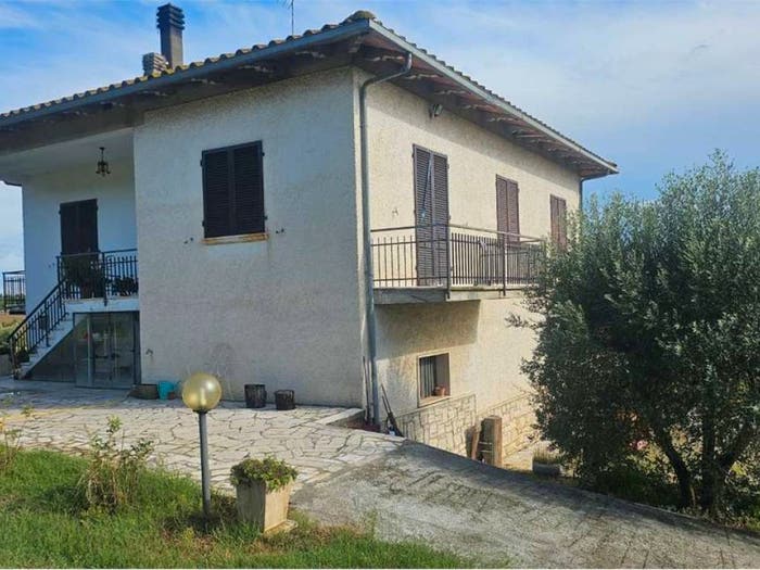 Casa con 6 locali in vendita in Lucignano