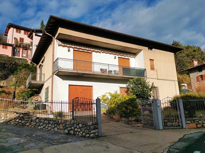 Casa con 5 locali in vendita in Via Garibaldi in Borgnana, Borgnana, Cuasso al Monte