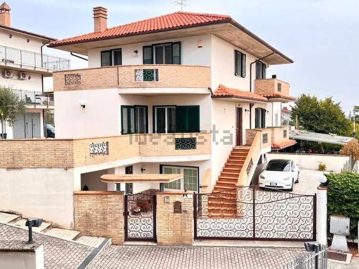 Casa con 6 locali in vendita in Via Aldo Moro SNC, Nocciano