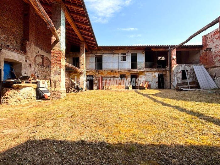 Casa con 6 locali in vendita in Via A Baudino, Montalenghe