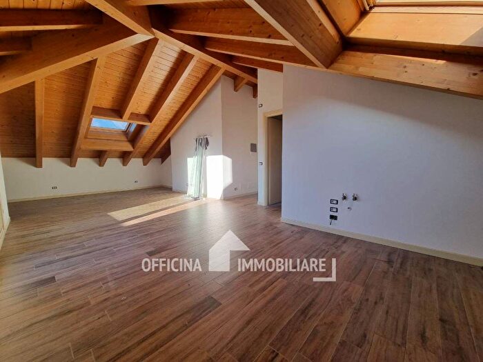 Casa trilocale in vendita in Via Nazionale, Colico Piano, Colico