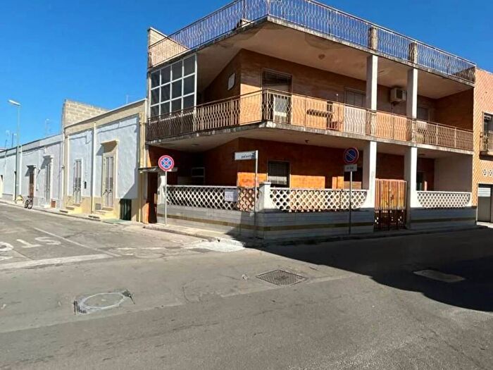 Appartamento con 6 locali in vendita in Via Fratelli Bandiera SNC, Centro, Veglie