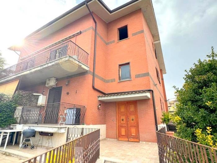 Casa quadrilocale in vendita in Via del Podere Cesare Battisti, Torresina, Roma