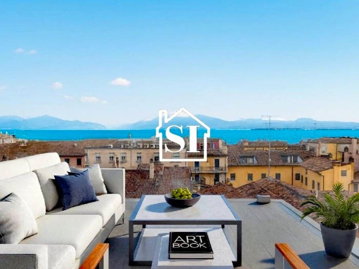 Appartamento con 5 locali in vendita in Piazza Giacomo Matteotti, Centro Storico, Desenzano del Garda