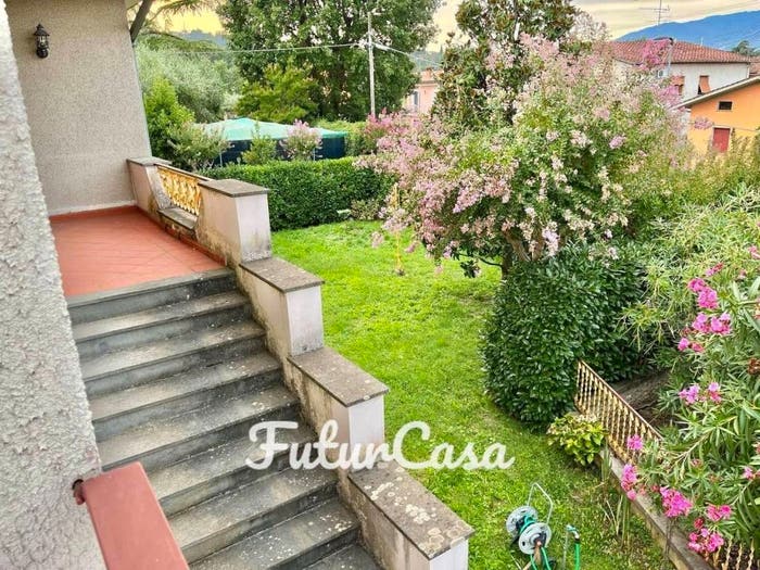 Casa con 6 locali in vendita in Via Del Molino, Montecarlo