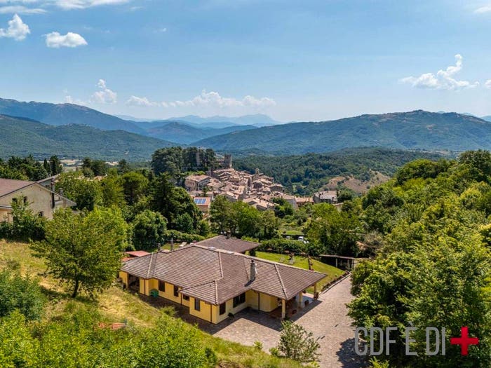Casa con 6 locali in vendita in Via Nuova, Orvinio