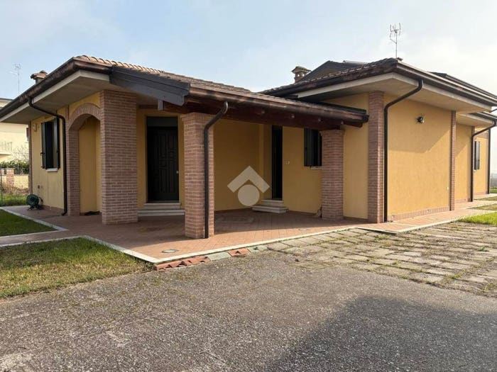 Casa con 6 locali in vendita in Via E Bolognesi, Centro, Copparo