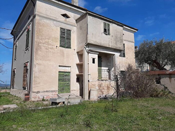 Casa con 6 locali in vendita in San Costanzo, Centro