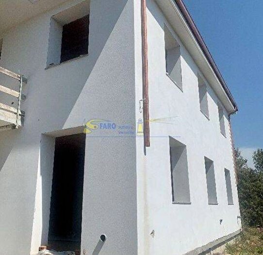 Casa con 5 locali in vendita in Camporosso