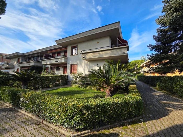 Appartamento con 6 locali in vendita in Marina di Massa Centro, Massa