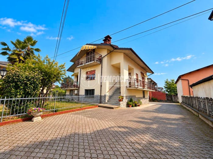 Casa con 6 locali in vendita in Via Fossano, Montanera