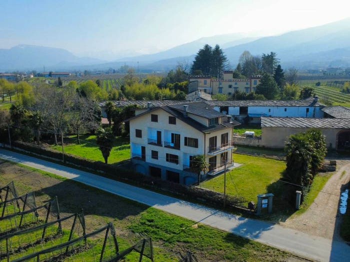 Casa con 6 locali in vendita in Via Dino Buffa, CampiglioneFenile