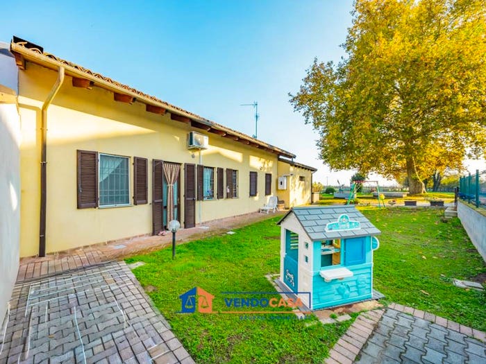 Casa bilocale in vendita in Via Costanzana, Asigliano Vercellese