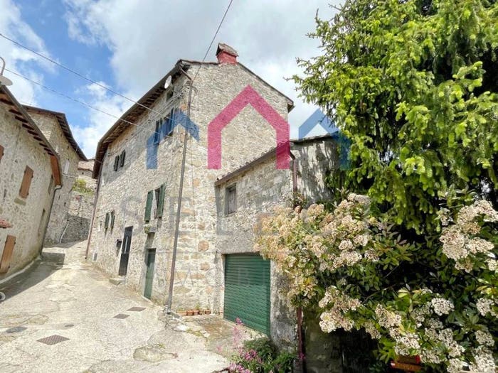 Casa quadrilocale in vendita in Montefegatesi, Bagni di Lucca