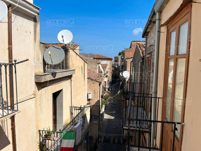 Casa bilocale in vendita in Discesa Scuole, Castelbuono