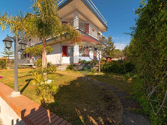 Casa con 6 locali in vendita in Via Olanda, Villaggio Del Pino Le Ginestre, Belpasso