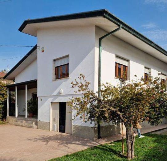 Casa con 5 locali in vendita in Marina di Massa Centro, Massa