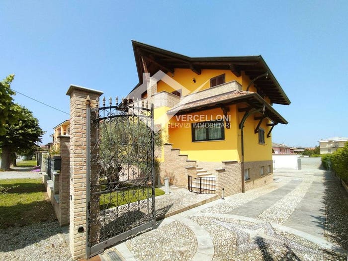 Casa con 5 locali in vendita in Viale Cinque Martiri, Carpignano Sesia