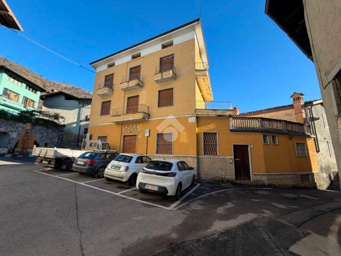 Casa con 6 locali in vendita in Piazza Fratelli Calvi, Centro, Gandino