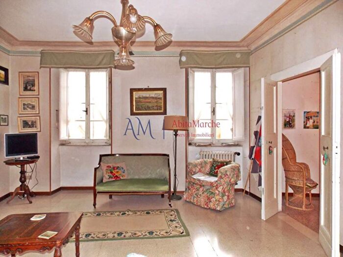 Casa con 6 locali in vendita in Largo Eufreducci SNC, Centro, Fermo