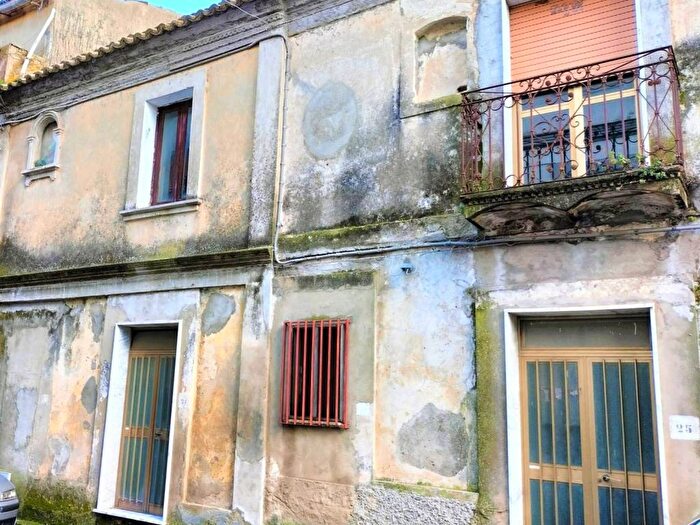 Casa con 6 locali in vendita in Via Carlo Poerio, Centro, Borgia
