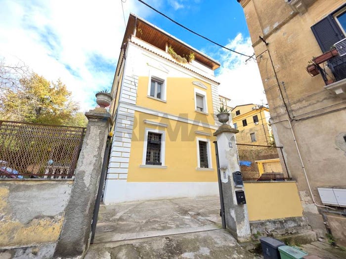 Appartamento con 6 locali in vendita in Via Alfonso Salfi, Centro Storico, Cosenza