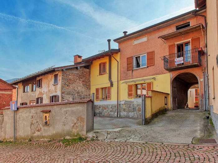 Appartamento bilocale in vendita in Via Carlo Cerrini, Cuasso Al Piano, Cuasso al Monte