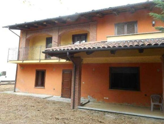 Casa con 5 locali in vendita in Via Sant'anna, Cavour