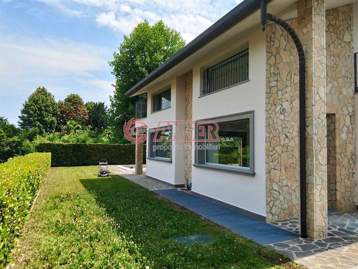 Casa con 5 locali in vendita in via prealpi, Centro, Casatenovo