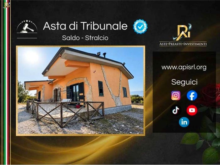 Casa con 6 locali in vendita in Via San Berardino snc, Serre