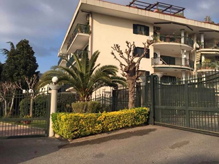 Appartamento con 5 locali in vendita in Via Maria Gaetana Agnesi, Caserta