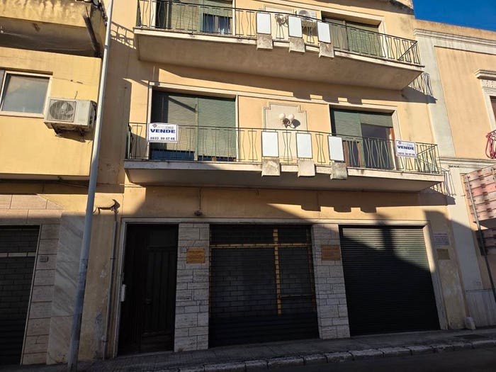Appartamento con 6 locali in vendita in Via Settembre, Casarano