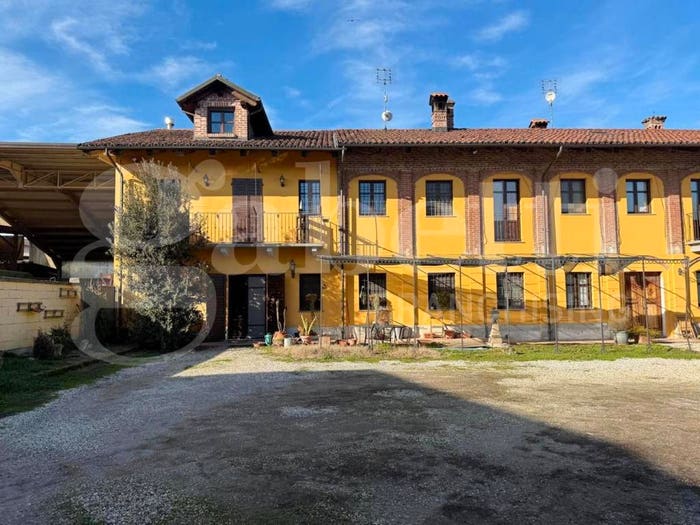 Casa con 6 locali in vendita in Frazione Falchetto, Falchetto, Bra