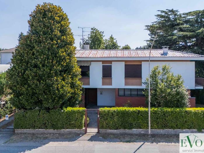 Casa quadrilocale in vendita in Via Novara, Vanzaghello
