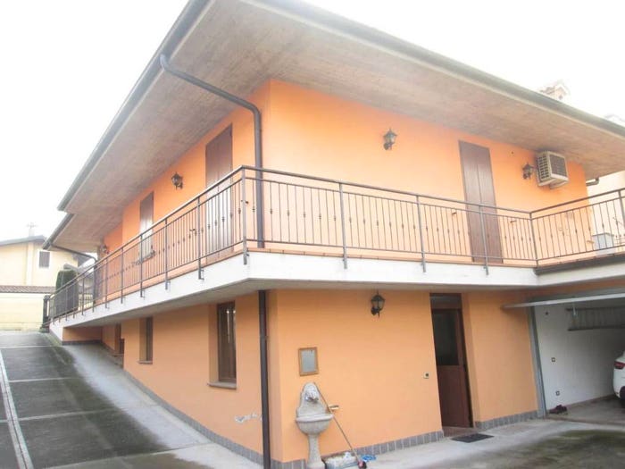 Casa quadrilocale in vendita in Via Iv Novembre No Number, Urago d'Oglio