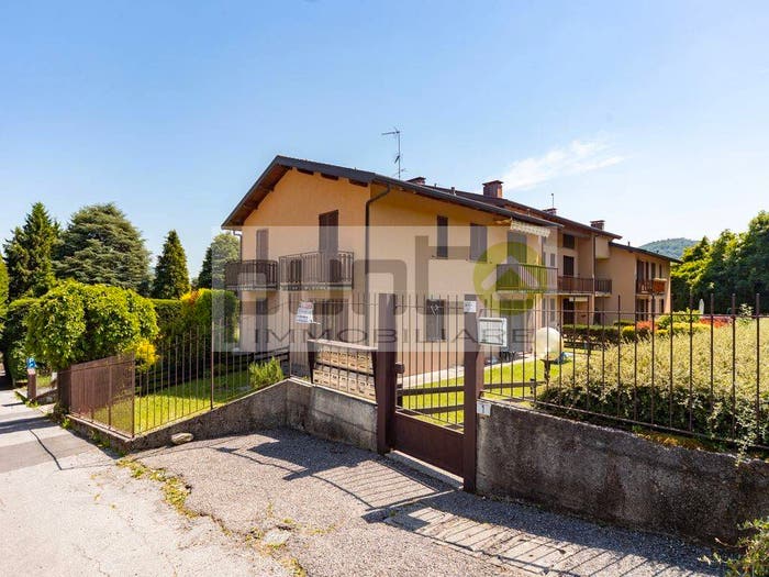 Appartamento trilocale in vendita in Via Santa Valeria, Caglio