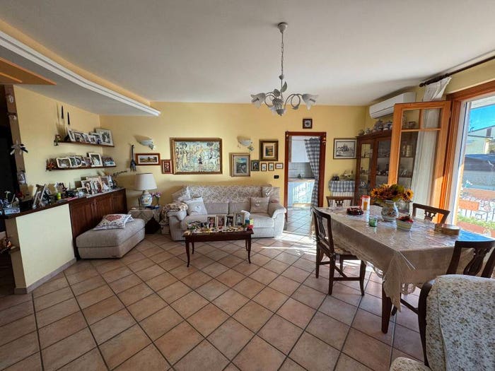 Casa quadrilocale in vendita in Via Enzo Cecchini, Costano, Bastia Umbra