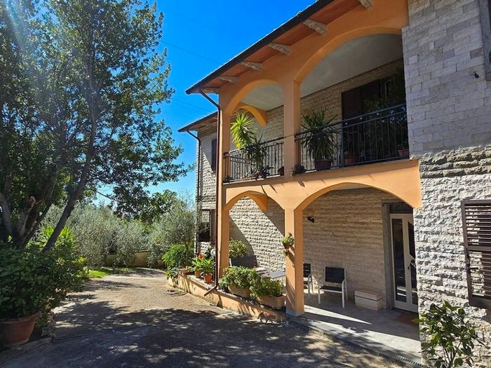 Casa con 6 locali in vendita in Via della Madonna, Montecchio