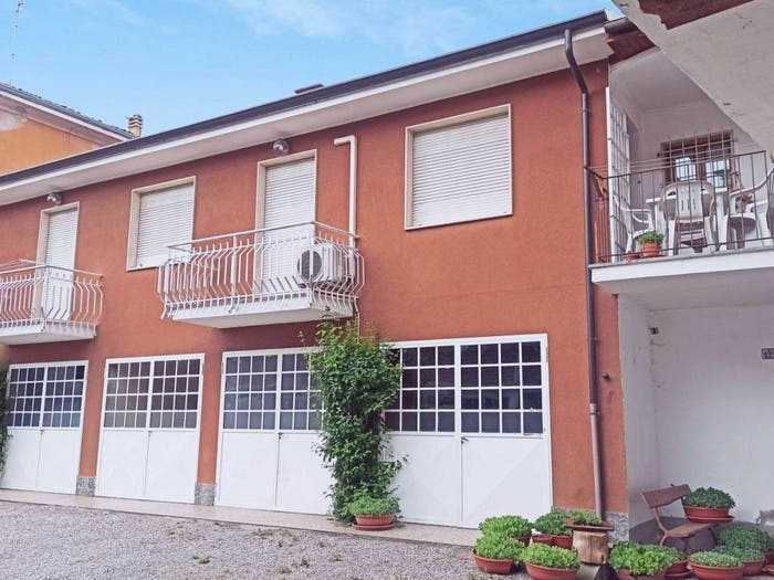 Casa quadrilocale in vendita in Via Gerolamo Bella, Centro, Carrù