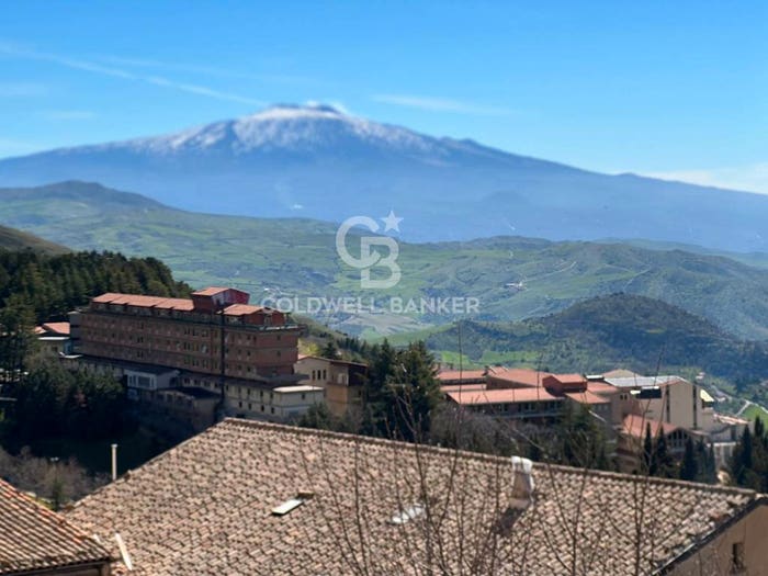 Casa con 6 locali in vendita in via Pintaura, Troina