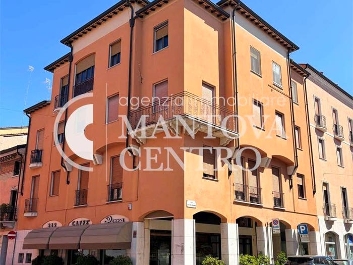Appartamento con 6 locali in vendita in via giulio romano, Centro, Mantova