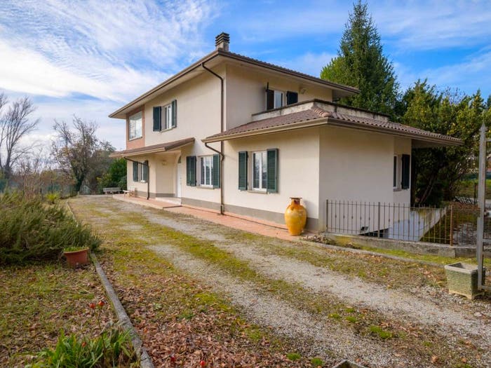 Casa con 6 locali in vendita in Via San Francesco, Gubbio