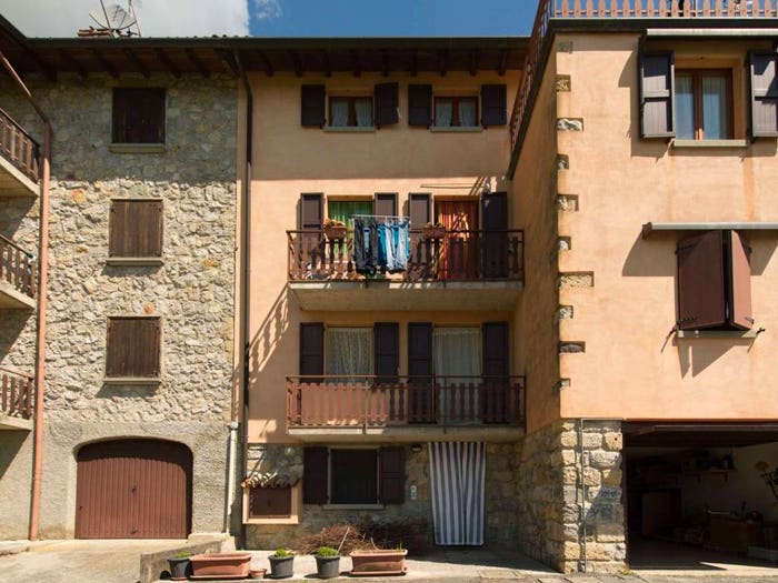 Appartamento trilocale in vendita in via Brembella, Camerata Cornello