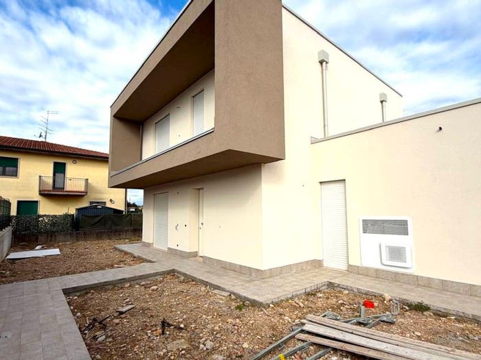 Casa con 5 locali in vendita in Via Niccolò Paganini, Centro, Buttapietra
