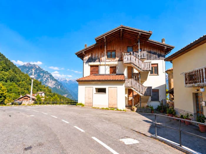 Appartamento trilocale in vendita in Via Chiesa, Rogno