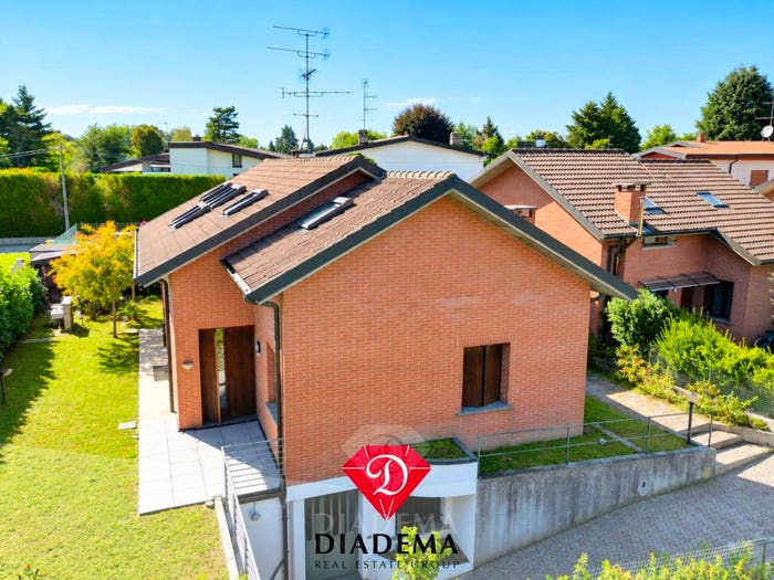 Casa con 5 locali in vendita in Via Alessandro Manzoni, Besnate