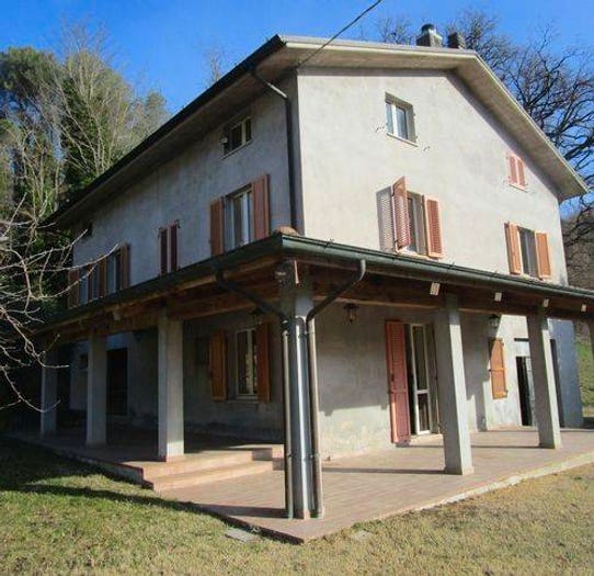 Casa con 6 locali in vendita in Mombaroccio