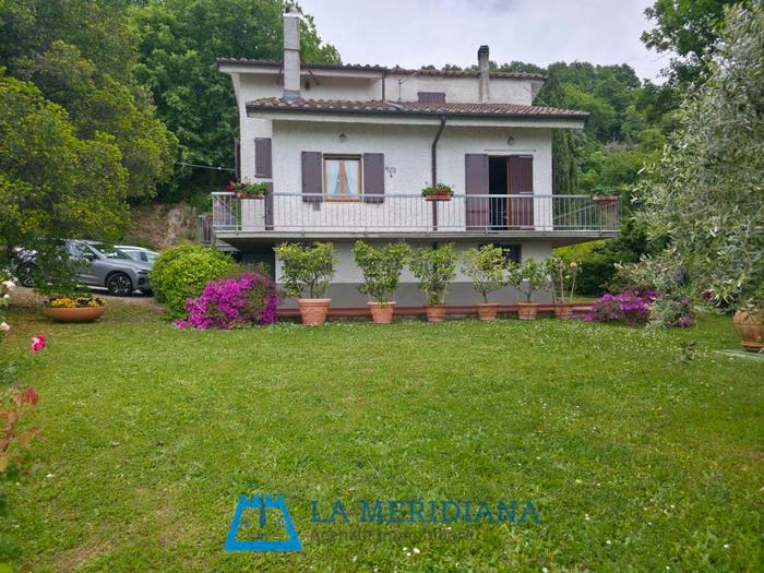 Casa con 6 locali in vendita in Larciano